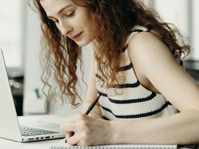 Comment le contrôle de gestion peut-il contribuer à la performance de l'entreprise ?