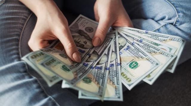 How to earn money as a student - Cristal's testimony