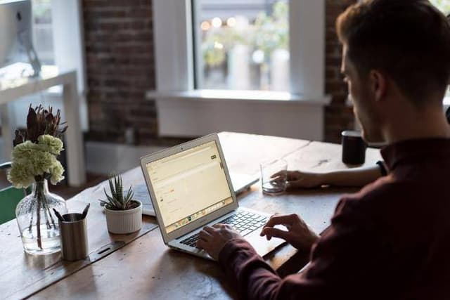 Le webmarketeur, qui est ce pionnier de la transition digitale ?