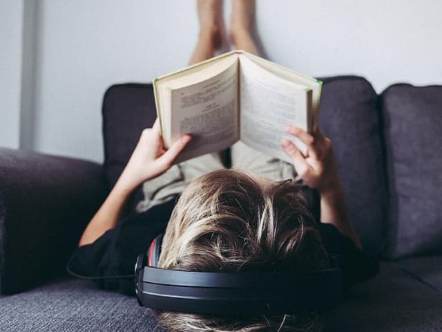 6 auteurs et leurs oeuvres à connaître pour le bac de français : Rabelais, La Bruyère, de Gouges, Hugo, Baudelaire, Apollinaire