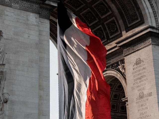 Si l'État est trop fort, il nous écrase, s'il est trop faible alors nous périssons, Paul Valéry