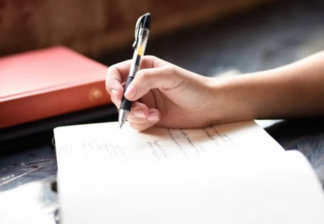 Comment résumer un texte ? Guide pratique et méthodologie
